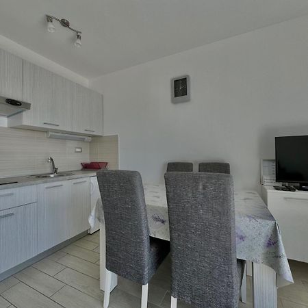 Cozy Apartment Rosmarin With A Sea View Крк Екстер'єр фото